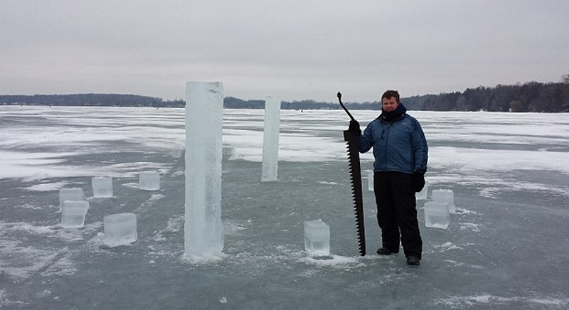 　這5名美國人使用鏈鋸和冰刀切割冰塊，用了2周時間才建成巨大的冰柱巨石陣。（網(wǎng)頁截圖）