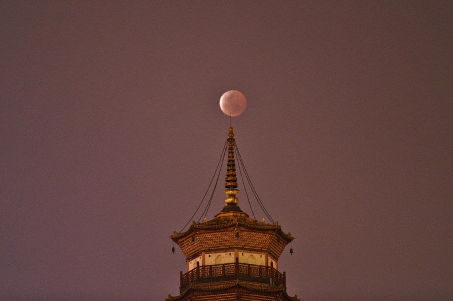 4月4日，廣東省廣州市，月全食與赤崗塔。（二次曝光）石榴/CFP