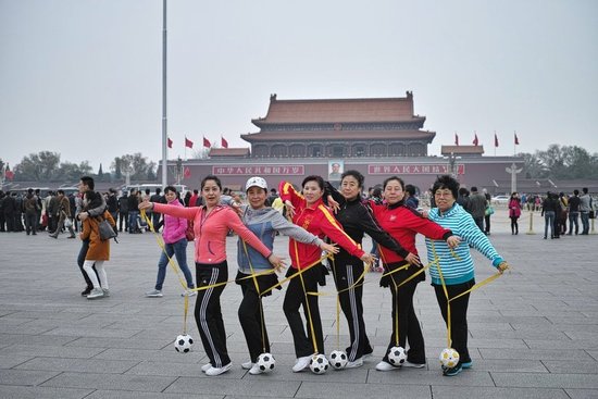 大媽天安門前跳廣場舞 3分鐘后被工作人員叫停 大媽天安門前跳廣場舞 3分鐘后被工作人員叫停