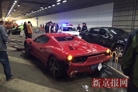 一輛蘭博基尼與一輛法拉利發(fā)生事故，現(xiàn)場狀況慘烈