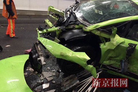 一輛蘭博基尼與一輛法拉利發(fā)生事故，現(xiàn)場狀況慘烈