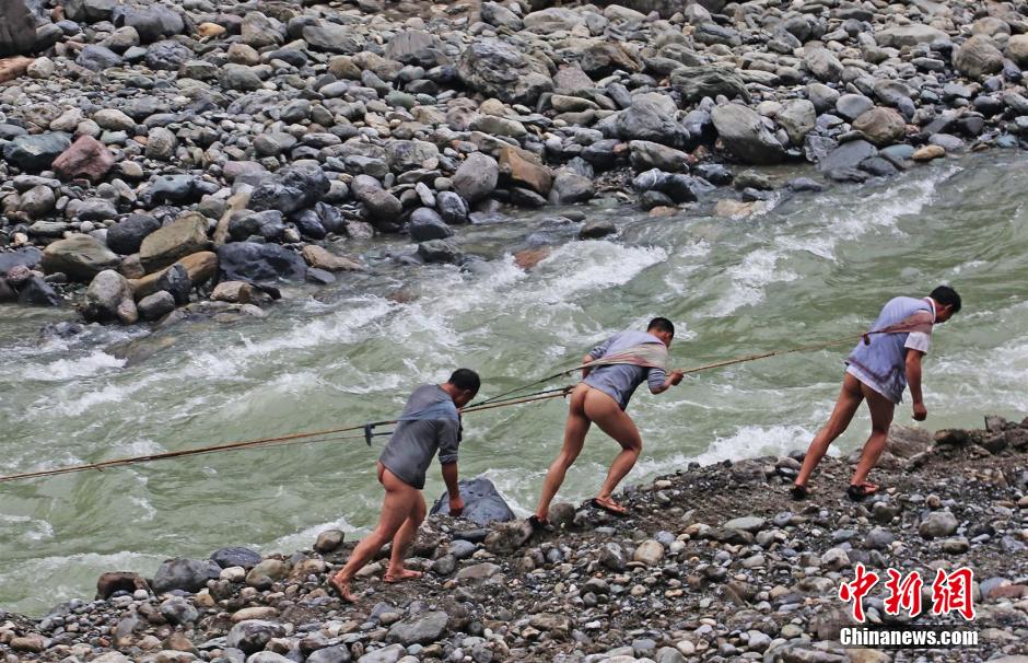 圖為原始古樸的纖夫拉纖。