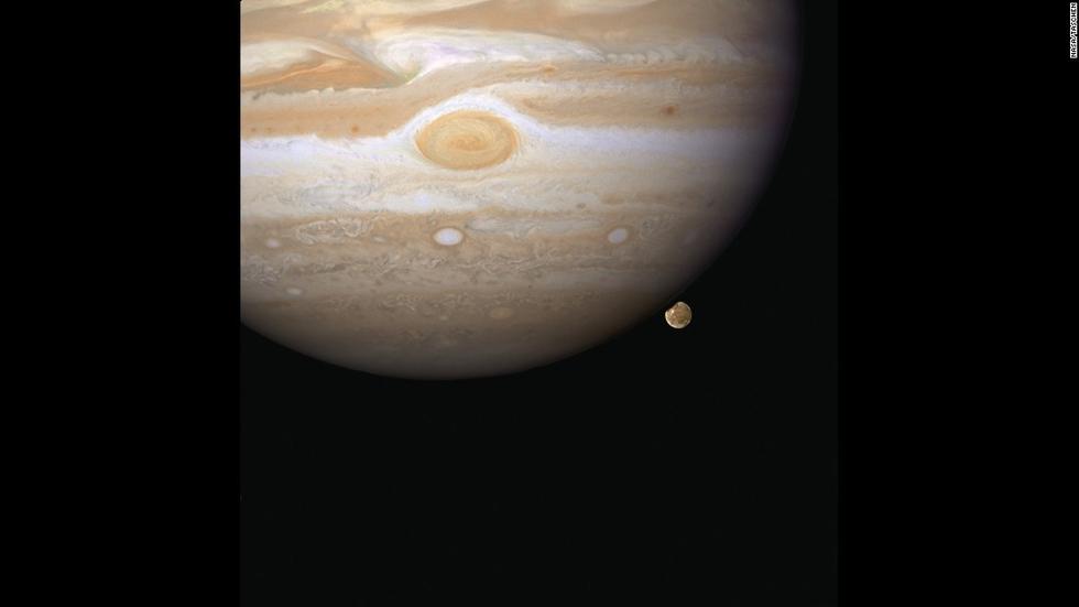 位于地球大氣層外的哈勃望遠(yuǎn)鏡能給人類(lèi)來(lái)更清楚的太空?qǐng)D像。