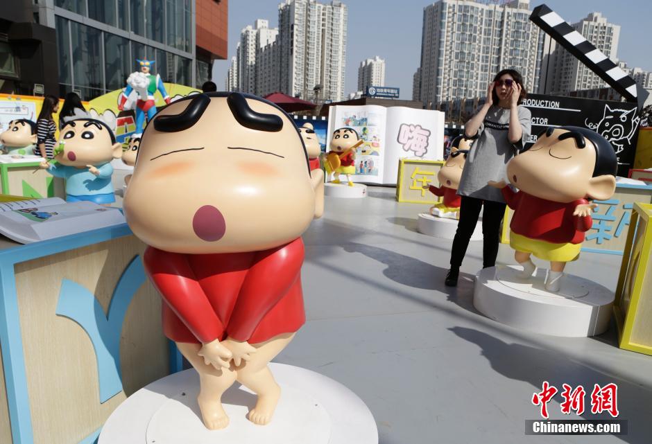 4月22日，游客參觀蠟筆小新特展?！跋灩P小新25周年紀(jì)念特展”日前在北京開(kāi)展