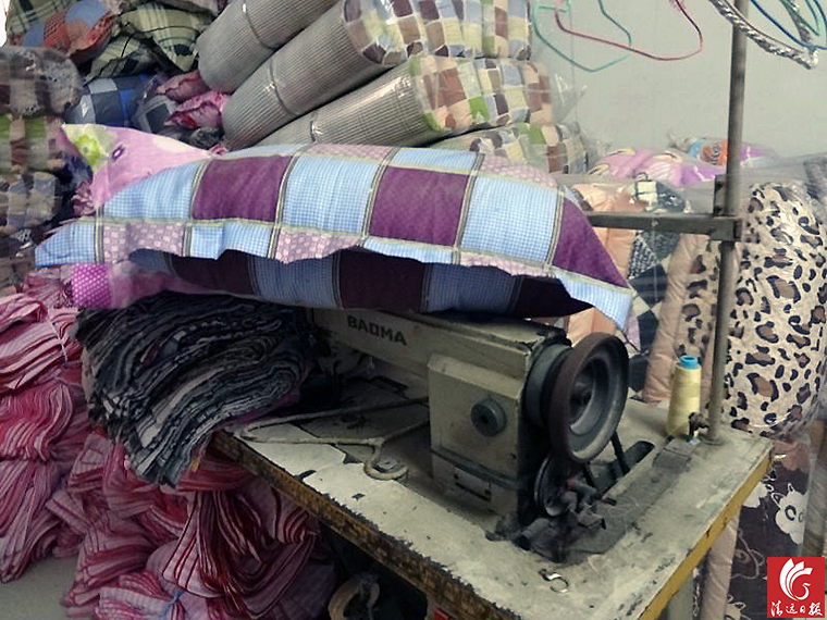 作坊一角。執(zhí)法人員稱，該作坊利用廢舊棉花和劣質絮用纖維進行違法加工。