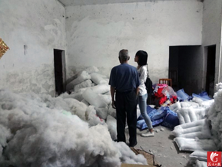 “黑心棉”堆滿了房間的每個角落。