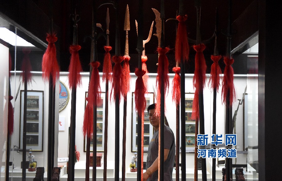 4月26日，參觀者在兵器展覽館內(nèi)參觀。