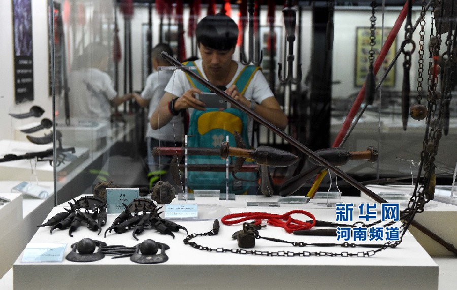 4月26日，參觀者在兵器展覽館內(nèi)拍攝展品。