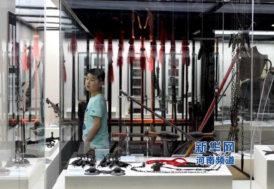 4月26日，參觀者在兵器展覽館內(nèi)參觀。