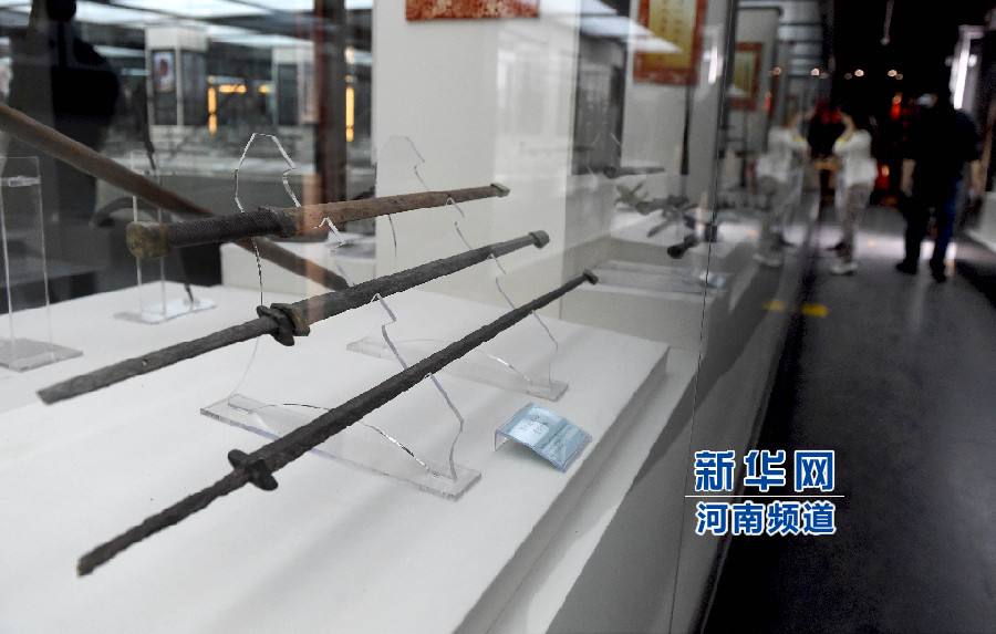 4月26日，參觀者在兵器展覽館內(nèi)參觀。