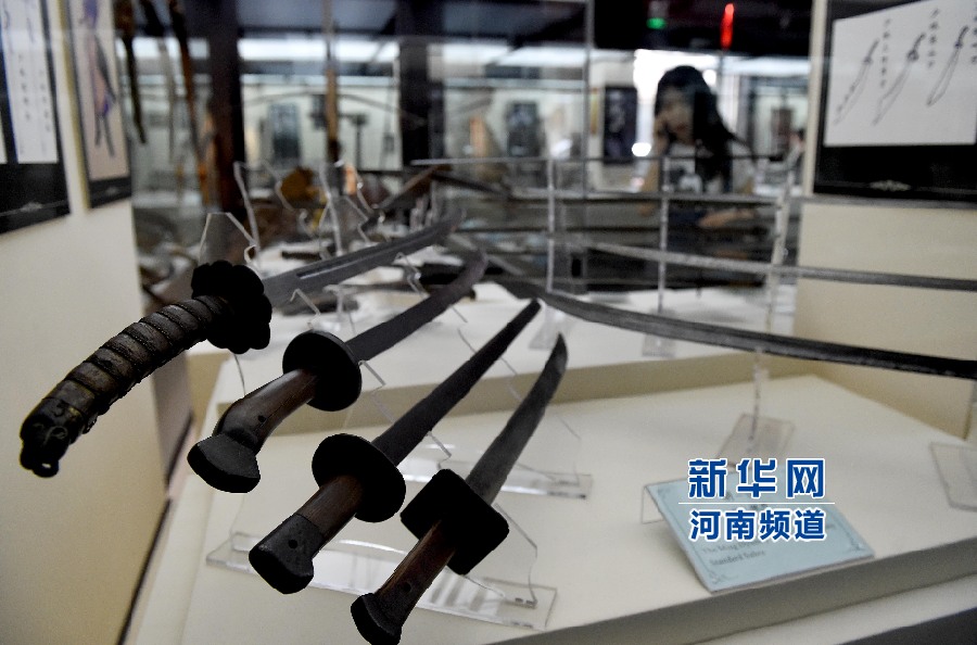 4月26日，參觀者在兵器展覽館內(nèi)參觀。