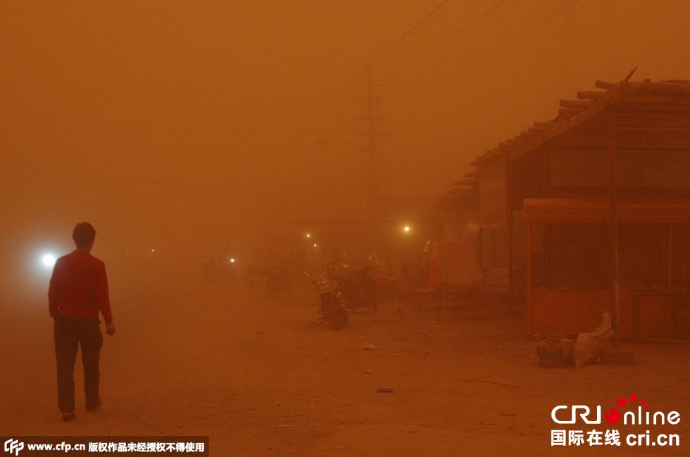 巴扎上的車輛紛紛打開車燈。