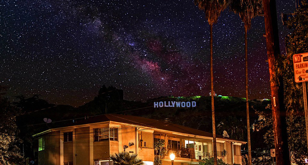 星空下的好萊塢。（網(wǎng)頁截圖）