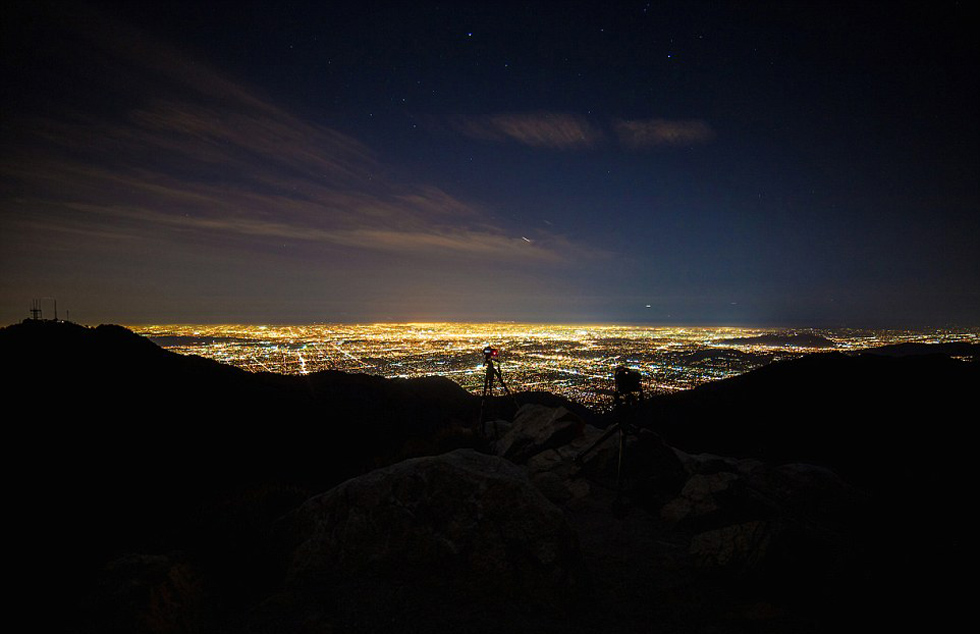制作一部20秒鐘的短片需要拍攝近450張類似照片。（網(wǎng)頁截圖）