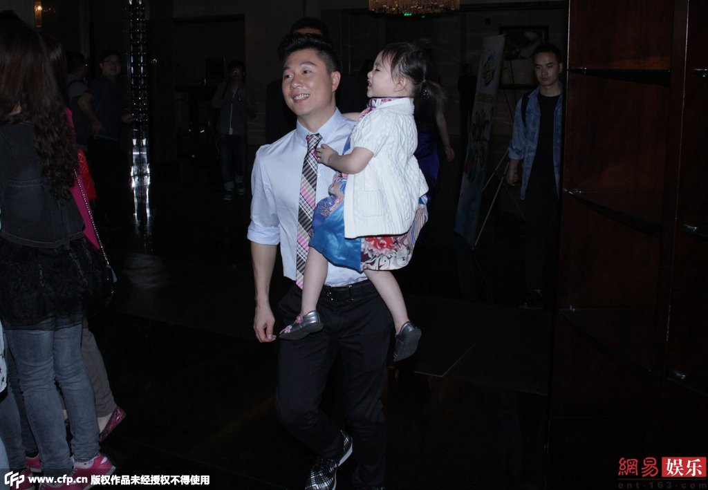 近日李小鵬抱女兒快步離開活動現(xiàn)場。