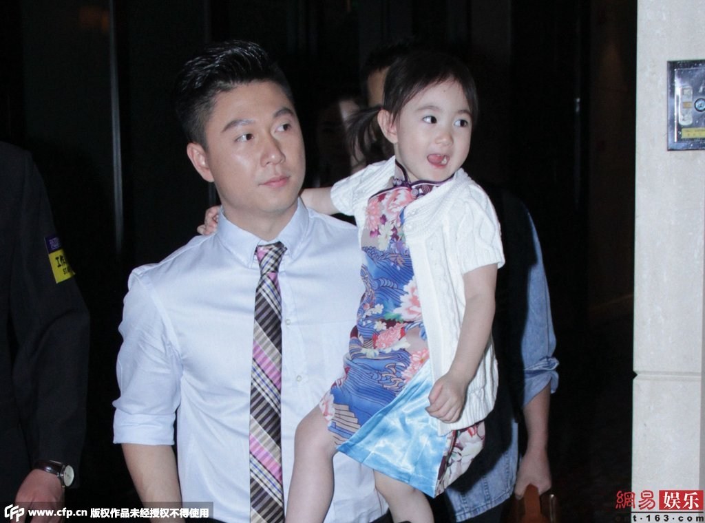 女兒奧莉身穿花旗袍配白色外套，還不停做表情賣萌搶鏡。