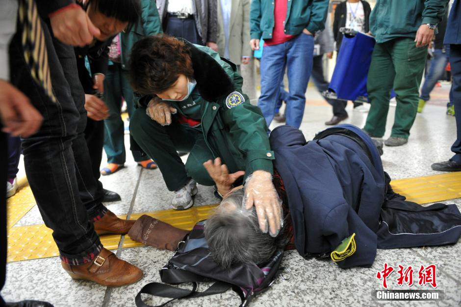74歲老太地鐵站臺摔倒稱“有老保，不訛人”