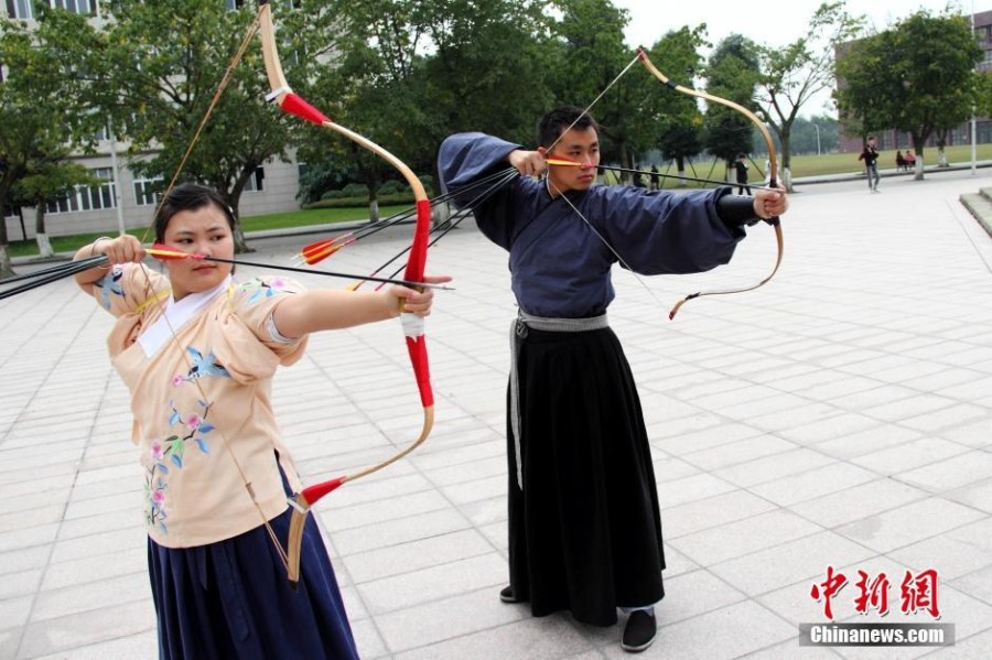 圖為課余練習(xí)射箭的“神雕俠侶”胡雅潔和胡默齋。
