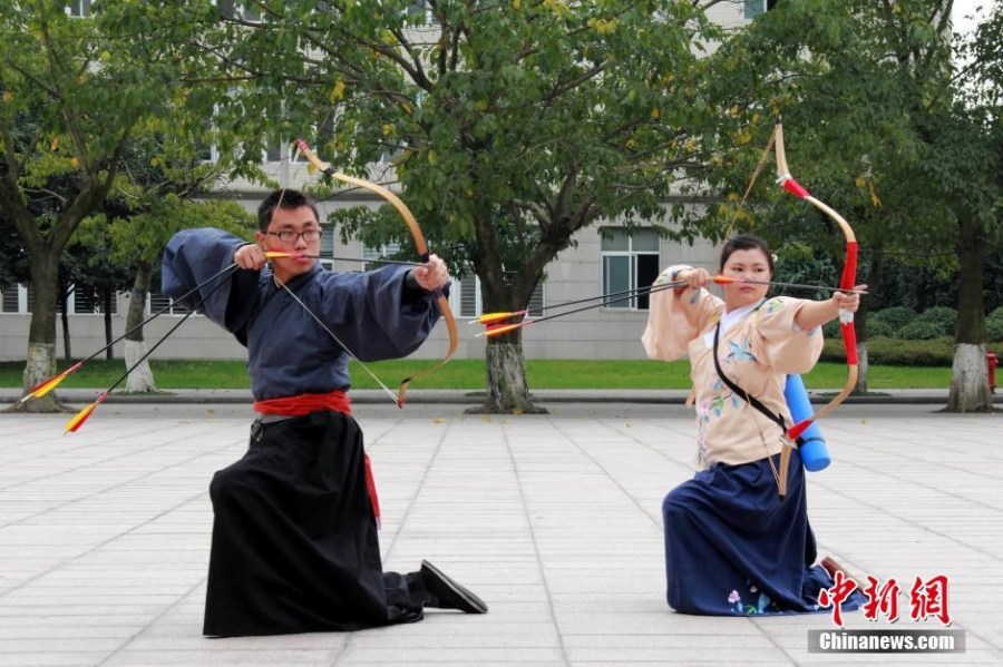 圖為課余練習(xí)射箭的“神雕俠侶”胡雅潔和胡默齋。