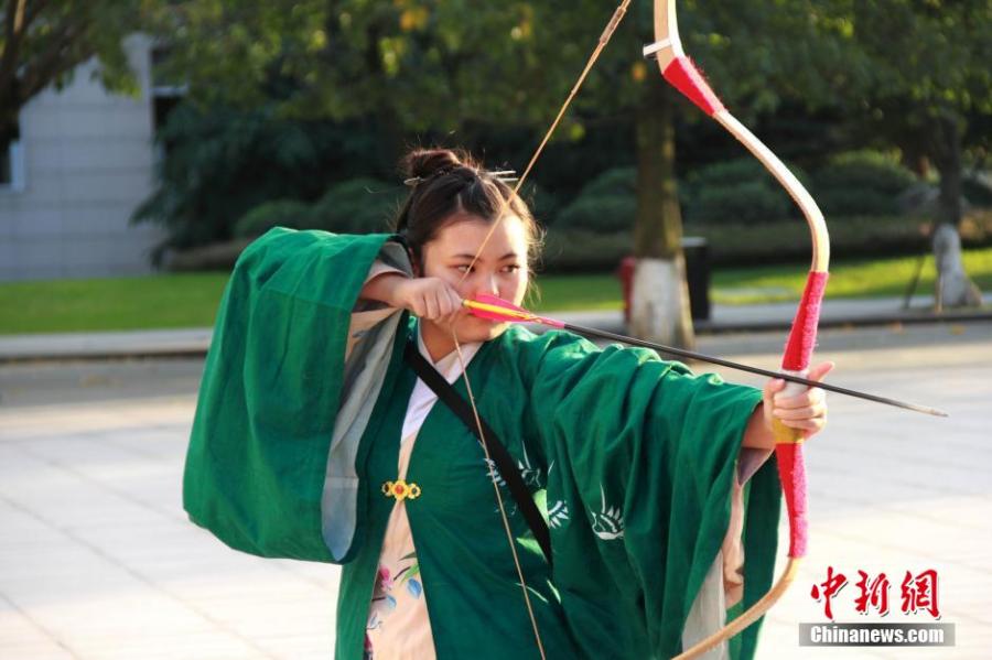 練習(xí)射箭的胡雅潔。