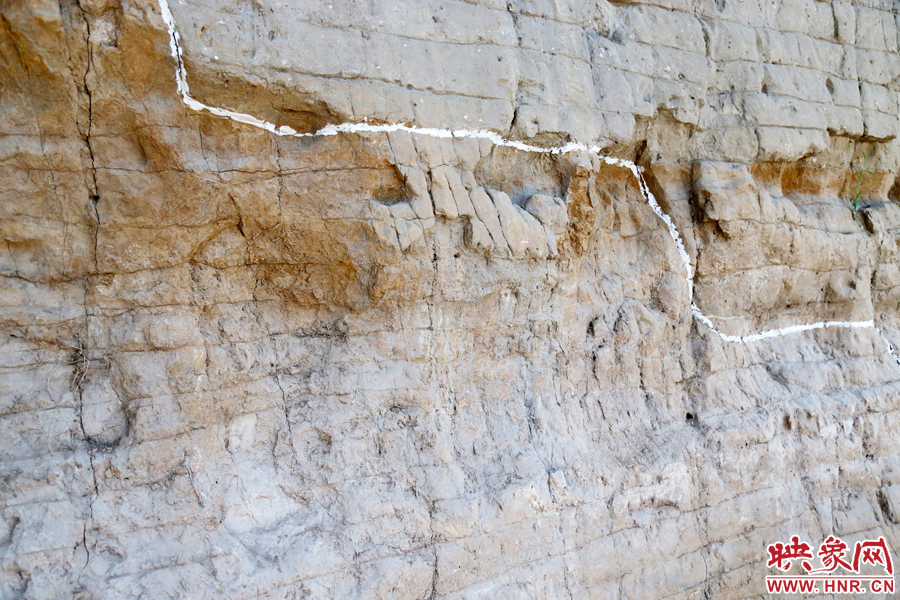 待工程開放后，游客走進城墻內(nèi)部，可以看到商代的紅色夯土層、戰(zhàn)國時期的白色夯土層。