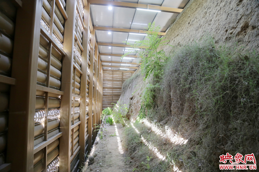 鄭州市商城遺址保護管理處對該節(jié)點1700米城垣兩側(cè)斷面遺址進行保護性設(shè)施建設(shè)。