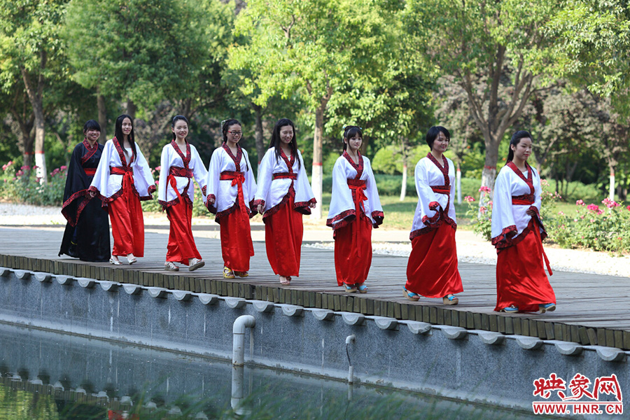 在校園里再走走，下次又不知道是何年何時(shí)。