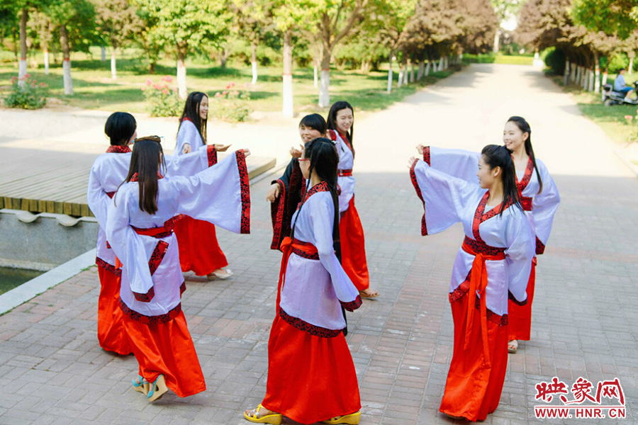 走遍校園的每個(gè)角落，只為你能盡可能將有關(guān)的記憶都帶走。