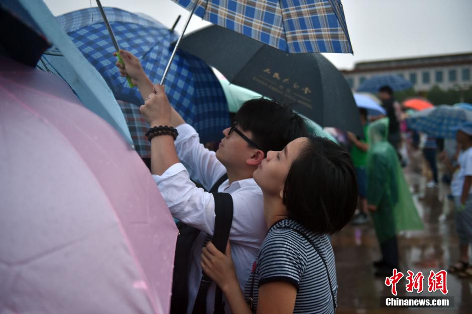 天安門(mén)廣場(chǎng)降半旗悼念喬石同志 天安門(mén)廣場(chǎng)降半旗悼念喬石同志