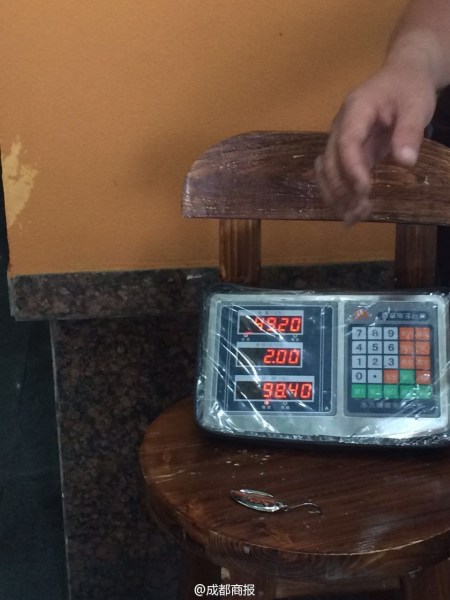 父子倆為大魚量體重。