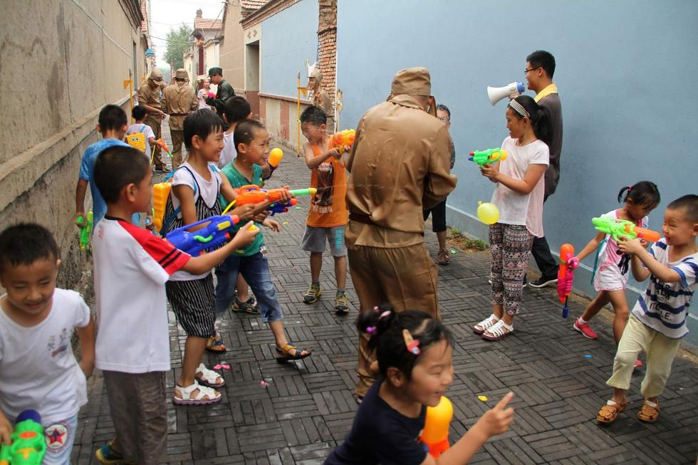 孩子們持水槍打鬼子。
