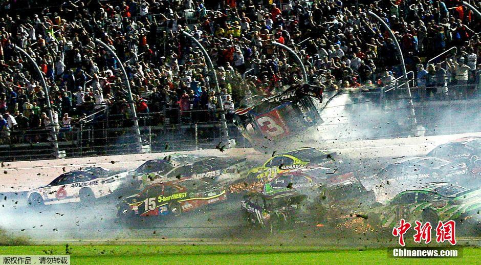美國(guó)納斯卡賽發(fā)生連環(huán)相撞 賽車幾近解體 美國(guó)納斯卡賽發(fā)生連環(huán)相撞 賽車幾近解體