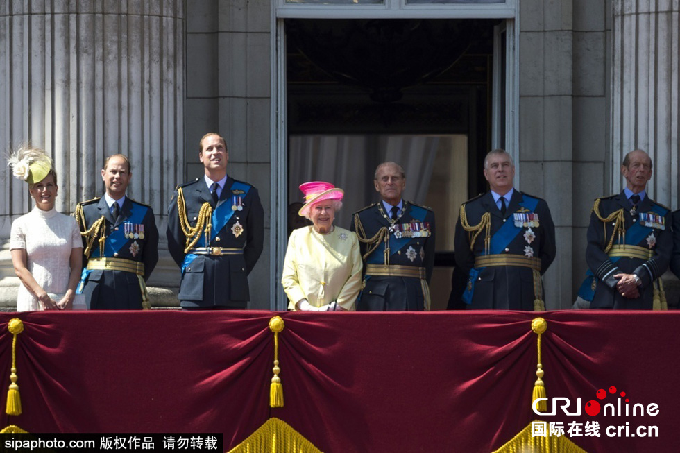 英國(guó)女王伊麗莎白二世攜眾王室成員觀(guān)看空軍飛行表演。