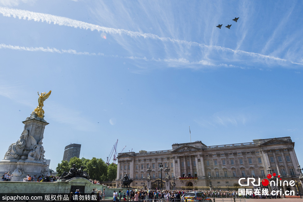 數(shù)架颶風(fēng)噴火戰(zhàn)斗機(jī)和臺(tái)風(fēng)戰(zhàn)斗機(jī)編隊(duì)飛躍白金漢宮上空，參加了紀(jì)念儀式。