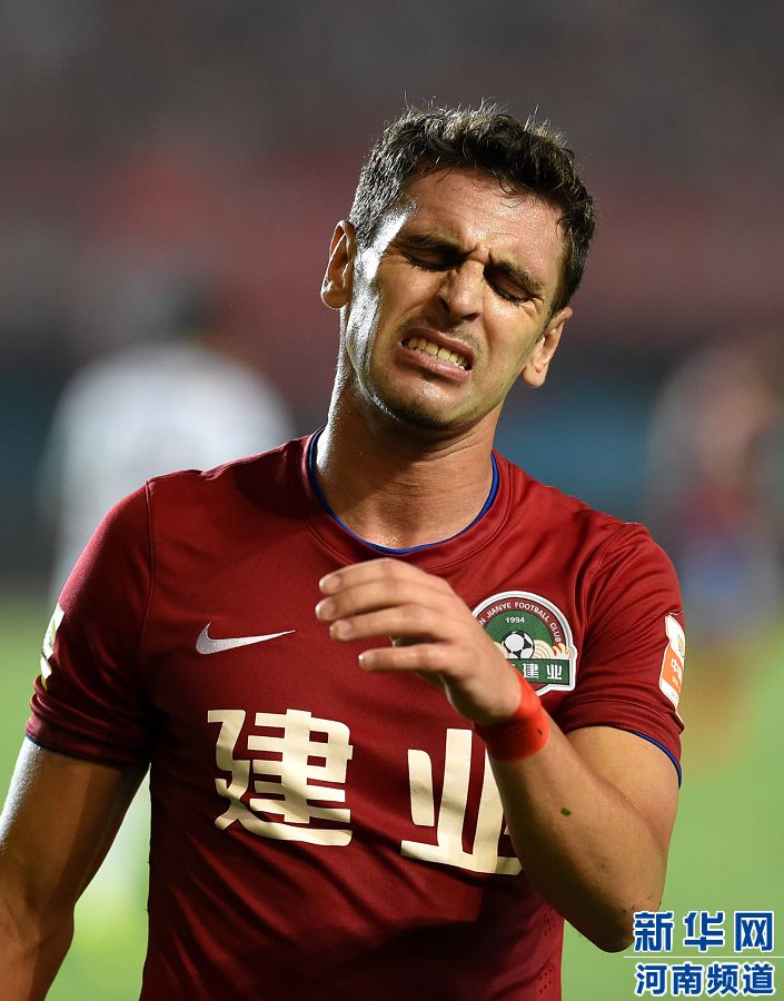 7月19日，河南建業(yè)隊(duì)球員伊沃錯(cuò)失破門機(jī)會(huì)。新華社記者李博攝
