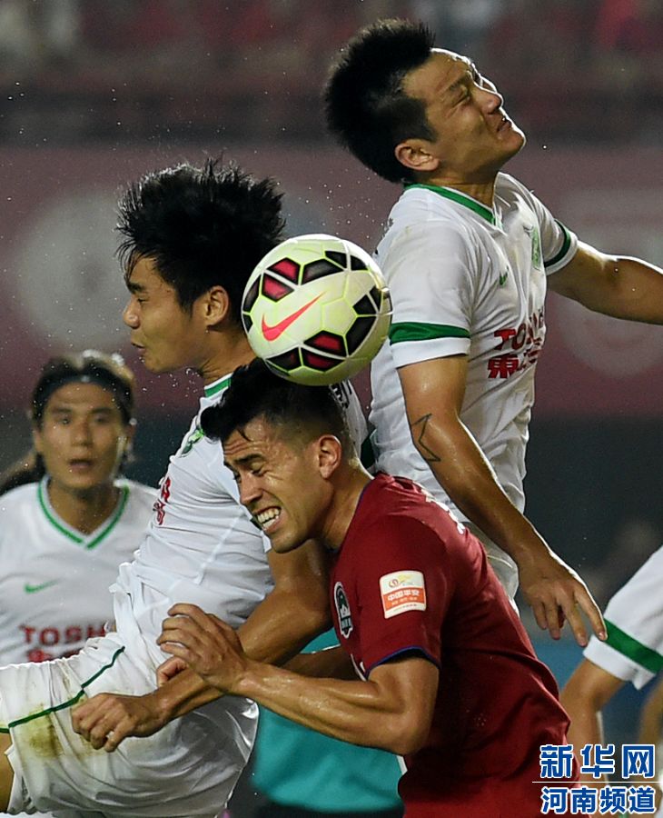 7月19日，河南建業(yè)隊(duì)球員哈維爾（右二）在比賽中與對(duì)手爭(zhēng)搶頭球。