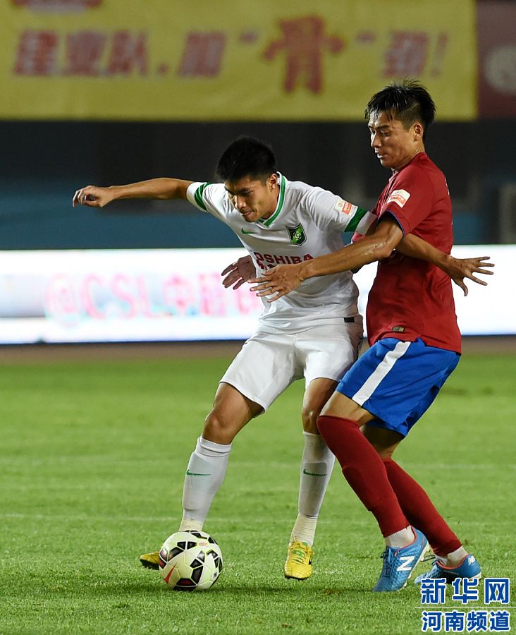 7月19日，杭州綠城隊(duì)球員黃希揚(yáng)（左）在比賽中控球。