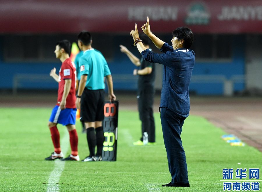 7月19日，河南建業(yè)隊(duì)主教練賈秀全（右一）在場(chǎng)邊指揮。