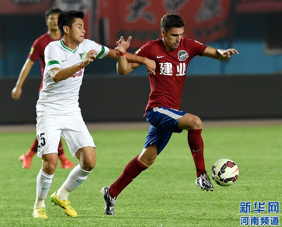 7月19日，河南建業(yè)隊(duì)球員伊沃（右）在比賽中帶球進(jìn)攻。
