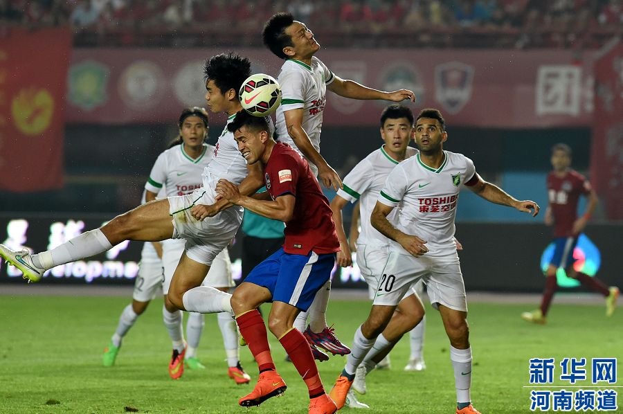 7月19日，河南建業(yè)隊(duì)球員哈維爾（前排左二）在比賽中與對(duì)手爭(zhēng)搶頭球。