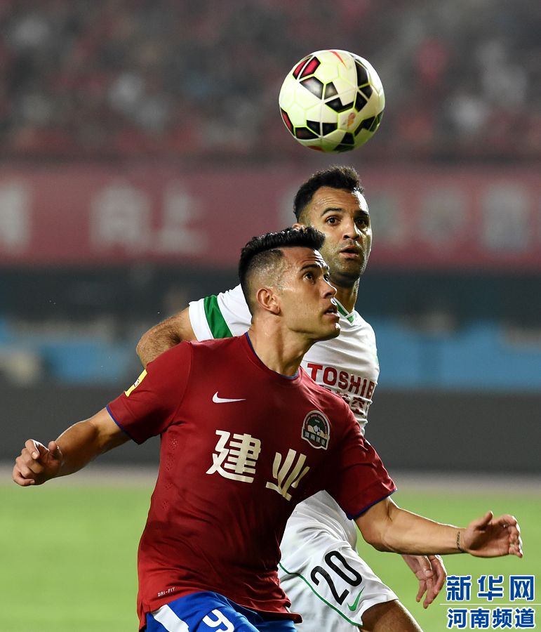 7月19日，河南建業(yè)隊(duì)球員哈維爾（前）在比賽中拼搶。