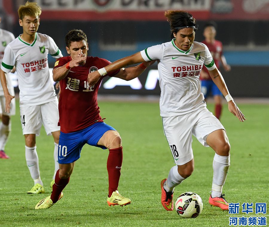 　7月19日，杭州綠城隊(duì)球員趙宇豪（右）在比賽中爭(zhēng)搶。