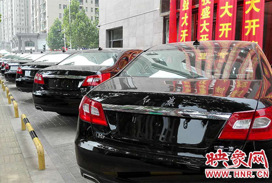 路邊一棟樓上懸掛著二三十條紅色條幅，全部是祝賀一家公司開(kāi)業(yè)的。