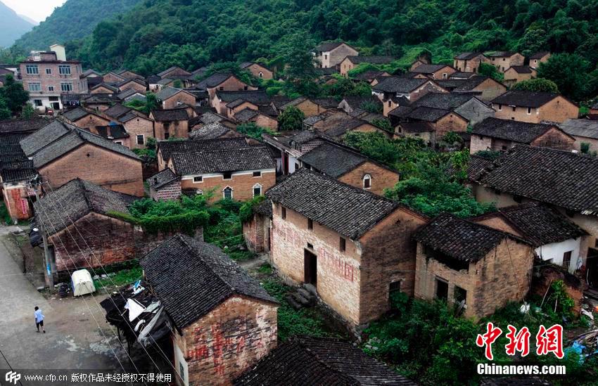 走進廣西“紅軍標(biāo)語村” 革命標(biāo)語遍布全村老屋 走進廣西“紅軍標(biāo)語村” 革命標(biāo)語遍布全村老屋