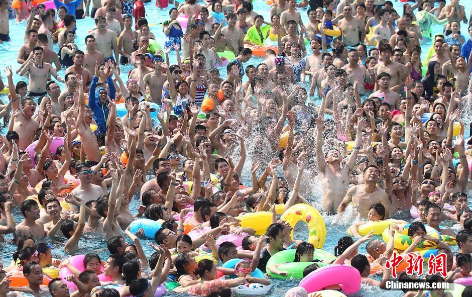 8月1日，民眾扎堆在南京湯山歡樂水魔方水上樂園戲水，享受“冰火兩重天”的涼爽和激情。連日來，中國大部分地區(qū)迎來高溫天氣。