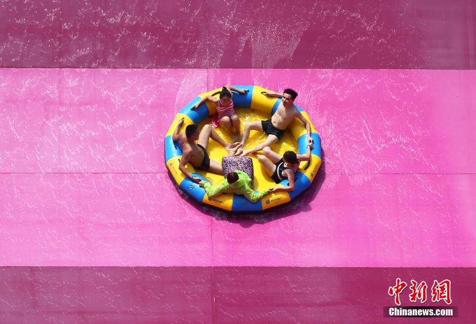 8月1日，民眾扎堆在南京湯山歡樂水魔方水上樂園戲水，享受“冰火兩重天”的涼爽和激情。連日來，中國大部分地區(qū)迎來高溫天氣。