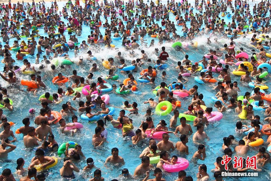 8月1日，民眾扎堆在南京湯山歡樂水魔方水上樂園戲水，享受“冰火兩重天”的涼爽和激情。連日來，中國大部分地區(qū)迎來高溫天氣。
