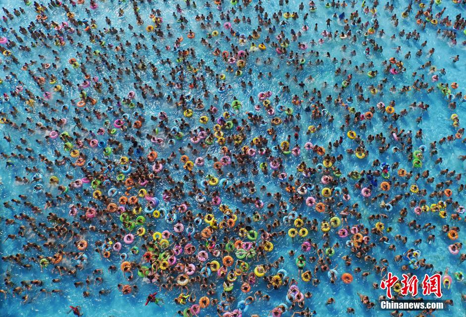 8月1日，民眾扎堆在南京湯山歡樂水魔方水上樂園戲水，享受“冰火兩重天”的涼爽和激情。連日來，中國大部分地區(qū)迎來高溫天氣。