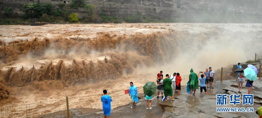 8月2日，游客在山西吉縣黃河壺口瀑布景區(qū)游覽觀瀑。