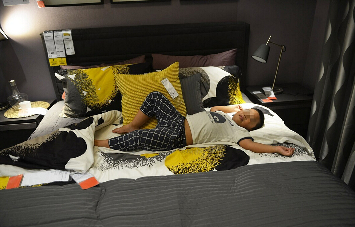 8月4日，杭州，“蹭涼族”在宜家杭州店的沙發(fā)或床鋪上休息。